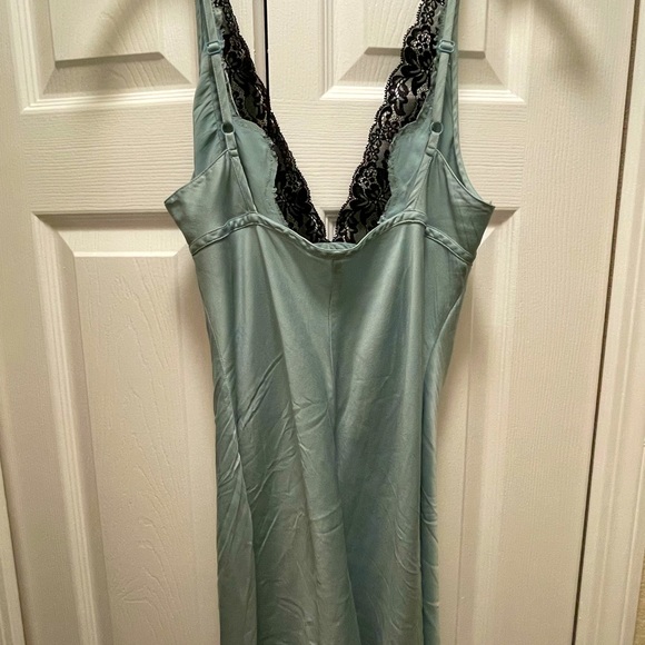 Vintage Victoria’s Secret sage green silk negligee with black lace trim, size S - Picture 3 of 3